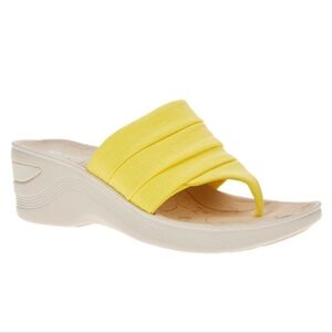 Bzees Cloud Nine Dallas Yellow Thong Wedge Sandal 9Wide NWOB